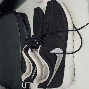 NIKE ROSHE RUN SNEAKER 599728-007 LITTLE KIDS SIZE 4.5 used